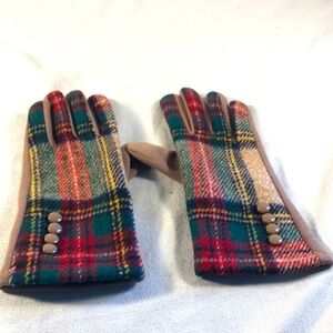 Top It Off Women’s Plaid Patterned Gloves with Button Detail Touchscreen Index